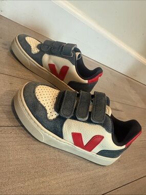 Veda Kids Velcro Sneakers in White, Navy & Red